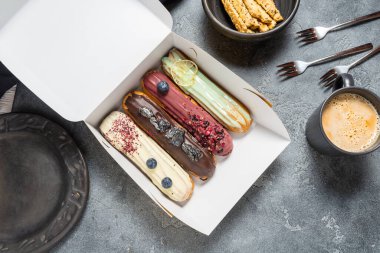 Gri Ba 'da karton kutuya doldurulmuş farklı ekinolu kekler.