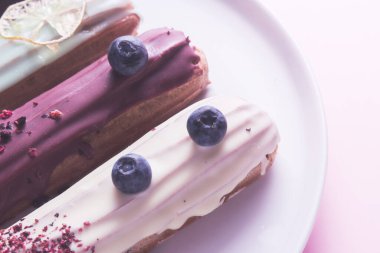 Pembe arka planda farklı ekinlikli pastalar.