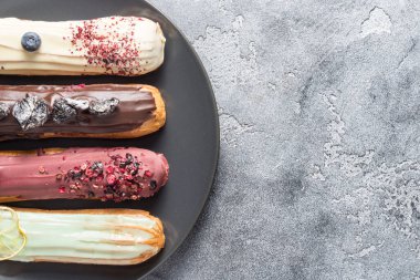 Koyu arkaplanlarda farklı ekolojik pastalar, kopyalama alanı