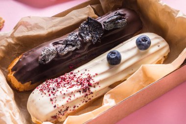 Karton kutunun içine doldurulmuş farklı ekinolu kekler.