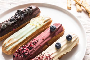 Tahta masada farklı ekinlikli pastalar var.