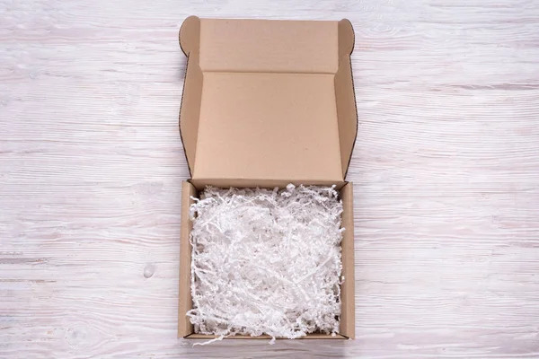 Relleno Papel Triturado Caja Cartón Sobre Mesa Madera — Foto de Stock