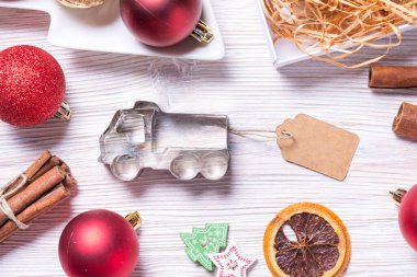 Küçük metal lojistik kamyon, Noel teslimatı konsepti.  