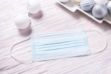 Ahşap arka planda yüz maskesi, Kristaller hediye konsepti