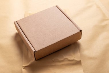 Bubble Mailer Plastik Kaplama 'da kahverengi karton kutu, To