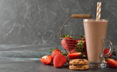 Soğuk çikolata meşrubatının gri bir arka plan üzerinde