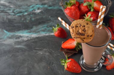 Soğuk çikolata meşrubatının gri bir arka plan üzerinde