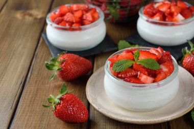 Tatlı çilek kahverengi zemin üzerine