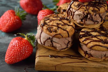 Çikolatalı dondurma sandviç kurabiye