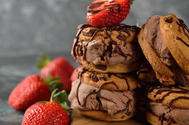 Çikolatalı dondurma sandviç kurabiye