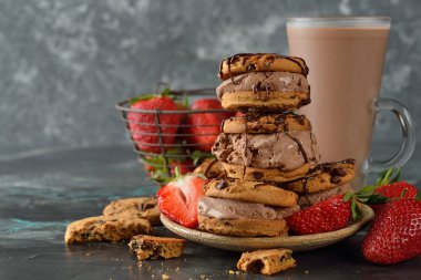 Çikolatalı sandviç dondurma üzerinde gri bir arka plan ile