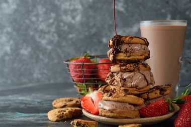 Çikolatalı dondurma sandviç kurabiye
