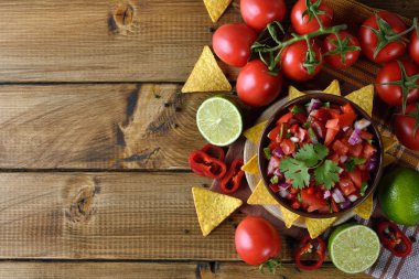 Kahverengi bir arka plan üzerinde Mısır nachos domates salsa