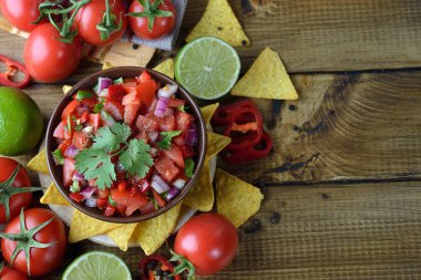 Kahverengi bir arka plan üzerinde Mısır nachos domates salsa