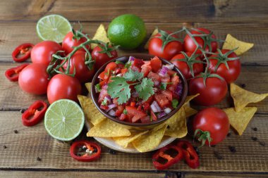 Kahverengi bir arka plan üzerinde Mısır nachos domates salsa