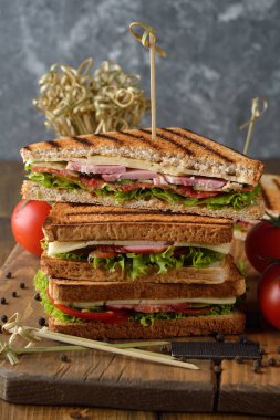 Salatalık, peynir ve gri arka plan üzerinde jambon ile sandviç