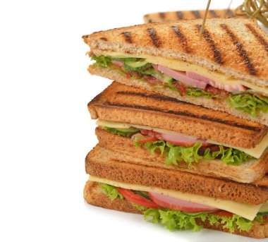 Salatalık, peynir ve beyaz zemin üzerine jambon ile sandviç