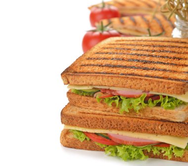 Salatalık, peynir ve beyaz zemin üzerine jambon ile sandviç