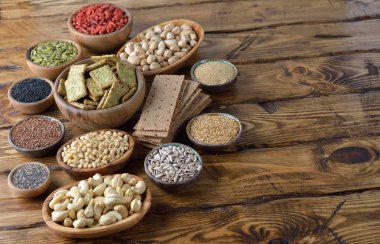 Ahşap arka plan üzerinde çeşitli süper gıdalar