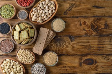 Ahşap arka plan üzerinde çeşitli süper gıdalar