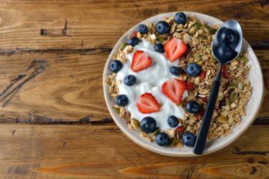 Meyve kahverengi bir arka plan üzerinde doğal granola