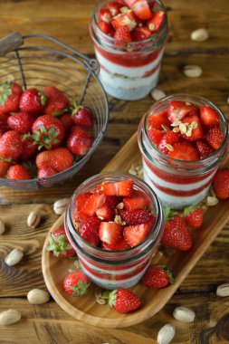 Vejetaryen tatlı müsli ve çilek ile