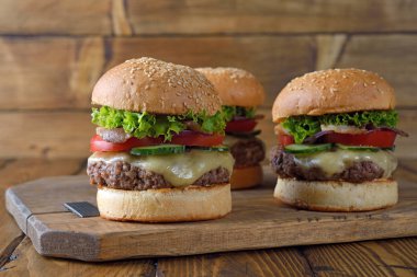 Kahverengi bir arka plan üzerinde taze peynirli burger