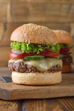 Kahverengi bir arka plan üzerinde taze peynirli burger