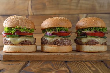 Kahverengi bir arka plan üzerinde taze peynirli burger