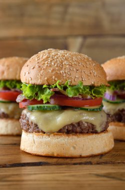 Kahverengi bir arka plan üzerinde taze peynirli burger