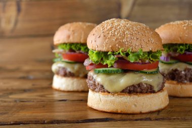 Kahverengi bir arka plan üzerinde taze peynirli burger