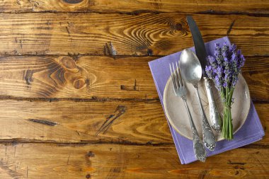 Eflatun kahverengi bir arka plan üzerinde gümüş