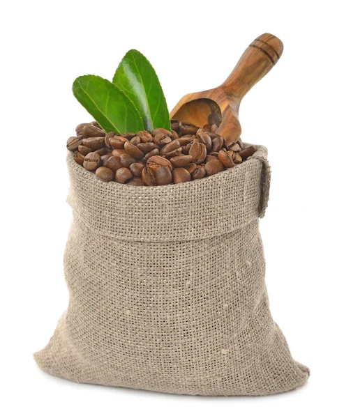 Beyaz arka plan üzerinde izole bir çanta içinde taze kahve çekirdekleri