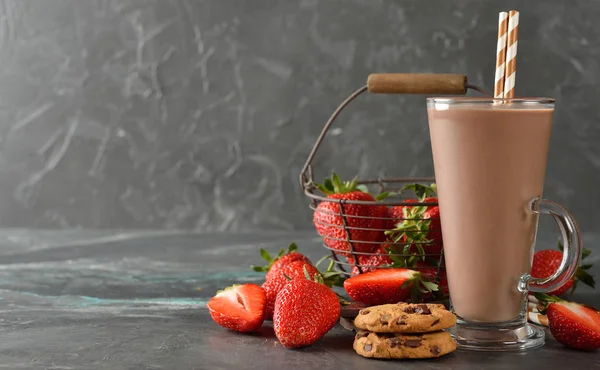 Minuman Cokelat Dingin Dengan Latar Belakang Abu Abu — Stok Foto