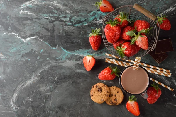 Soğuk çikolata meşrubatının gri bir arka plan üzerinde