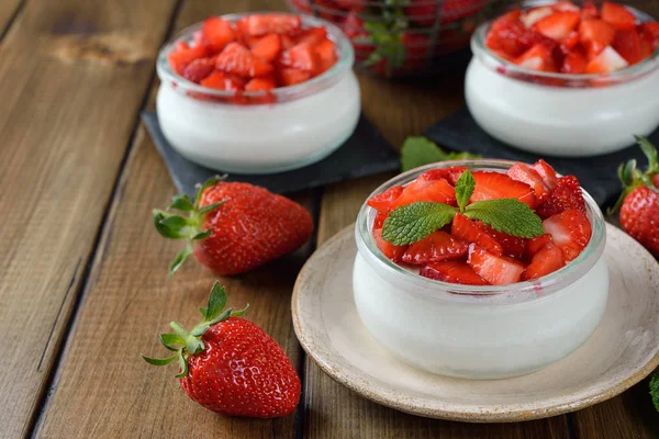 Tatlı çilek kahverengi zemin üzerine