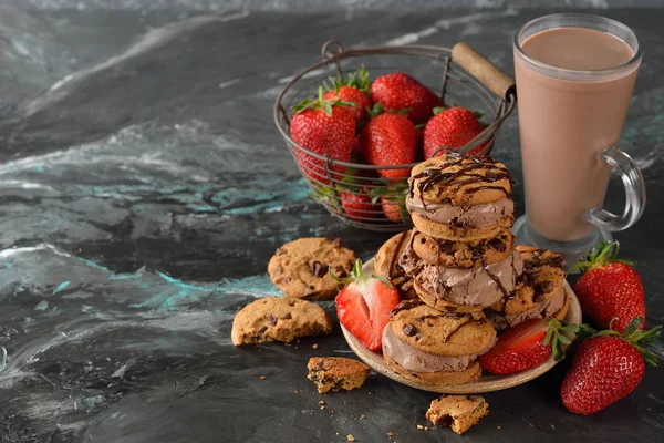 Cokelat Sandwich Dengan Krim Pada Latar Belakang Abu Abu — Stok Foto