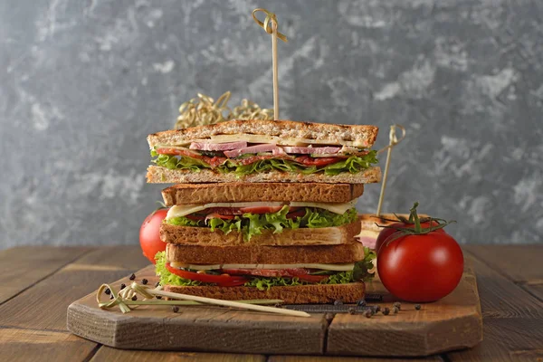 Sanduíche Com Pepino Queijo Presunto Fundo Marrom — Fotografia de Stock