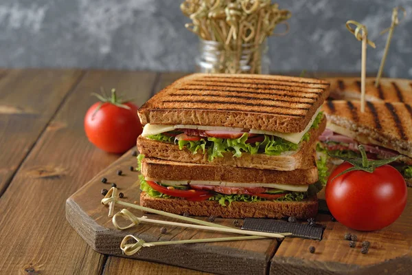 Sanduíche Com Pepino Queijo Presunto Fundo Marrom — Fotografia de Stock