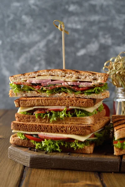 Sandwich Concombre Fromage Jambon Sur Fond Brun — Photo