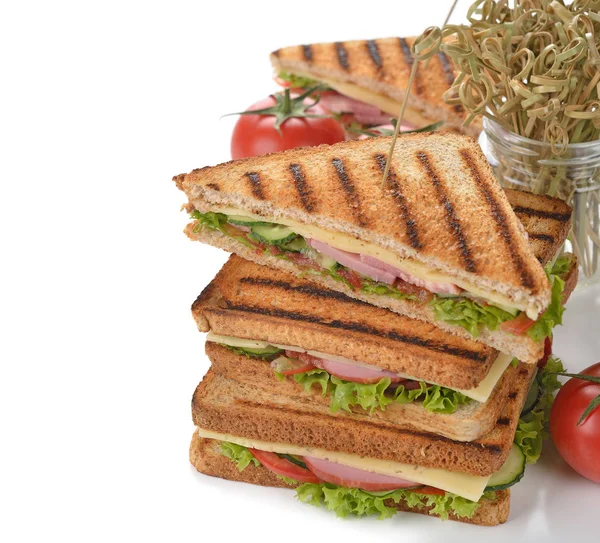 Salatalık, peynir ve beyaz zemin üzerine jambon ile sandviç