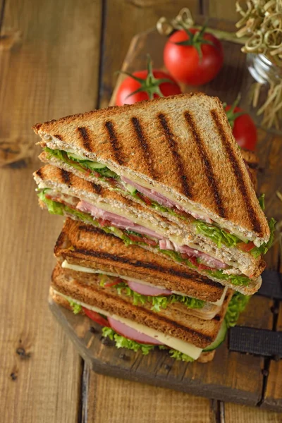 Sandwich Concombre Fromage Jambon Sur Fond Brun — Photo