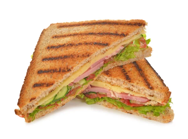 Salatalık, peynir ve beyaz zemin üzerine jambon ile sandviç