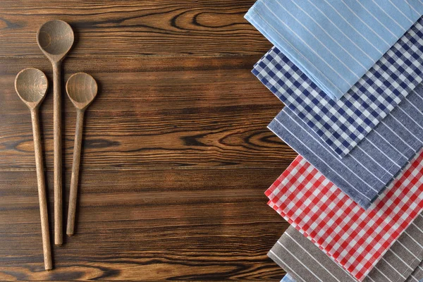 Kahverengi kaşık ve peçete ile arka plan yemek