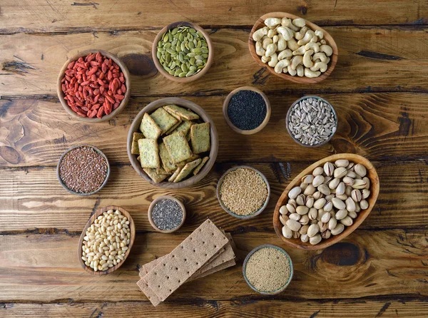 Ahşap arka plan üzerinde çeşitli süper gıdalar