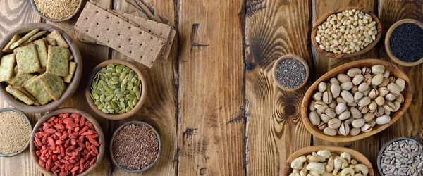 Ahşap arka plan üzerinde çeşitli süper gıdalar