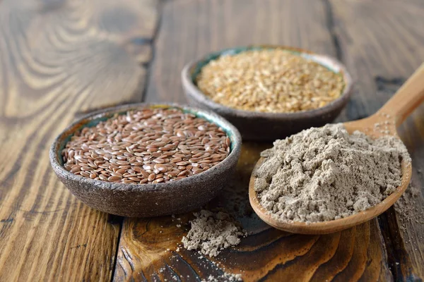 Ahşap arka plan üzerinde organik keten tohumu unu