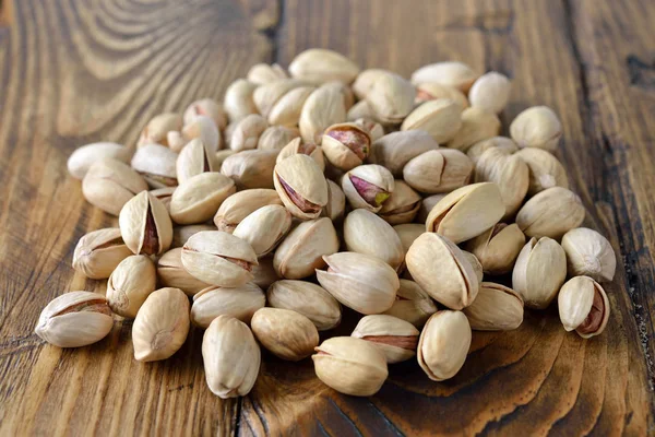 Ahşap arka plan üzerinde organik çiğ fıstık