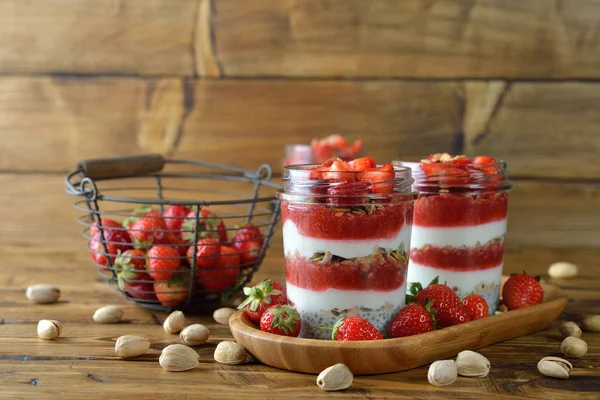 Vejetaryen tatlı müsli ve çilek ile