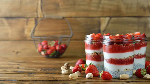 Vejetaryen tatlı müsli ve çilek ile